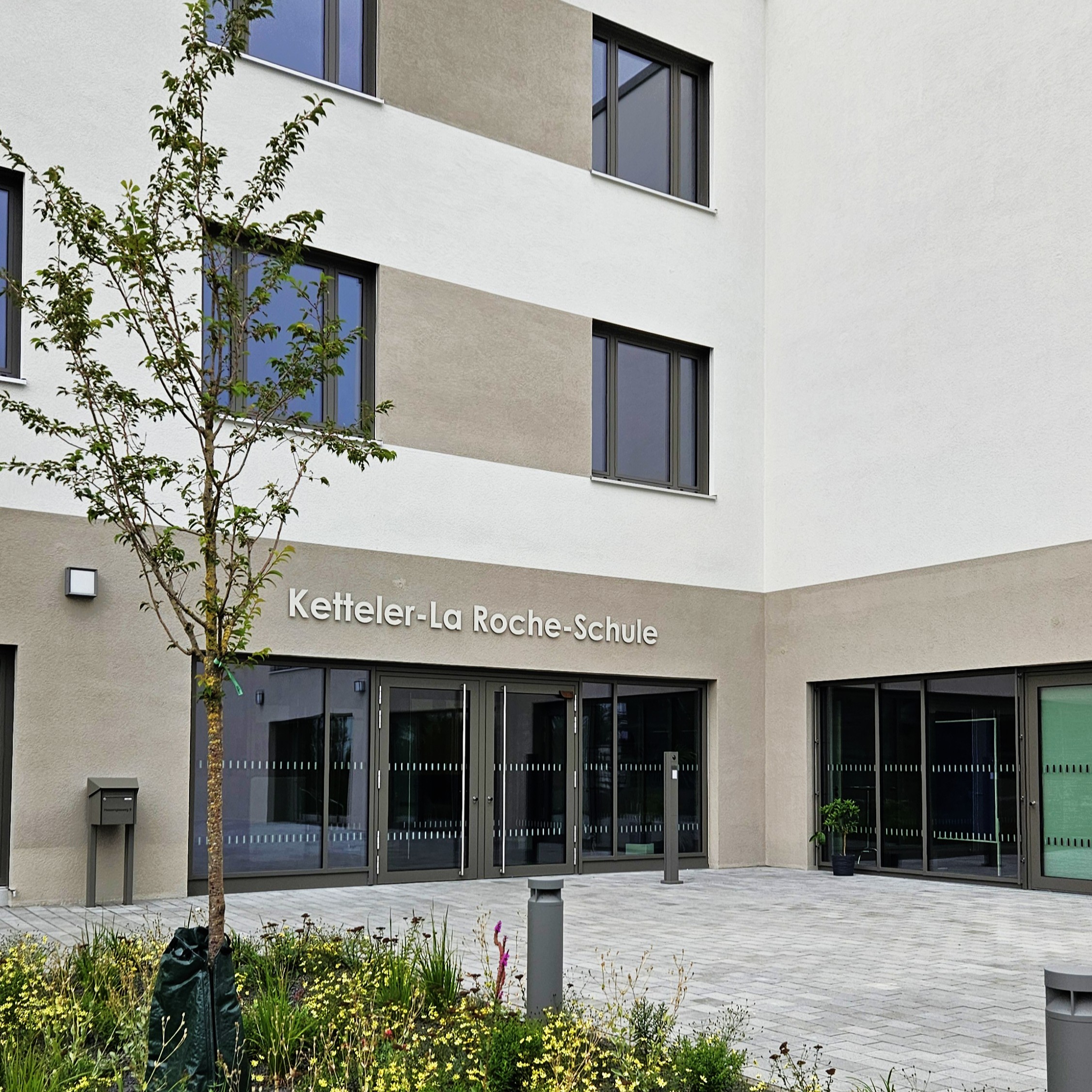 6-Fassade_der_neuen_KLR-Schule_WDVS l